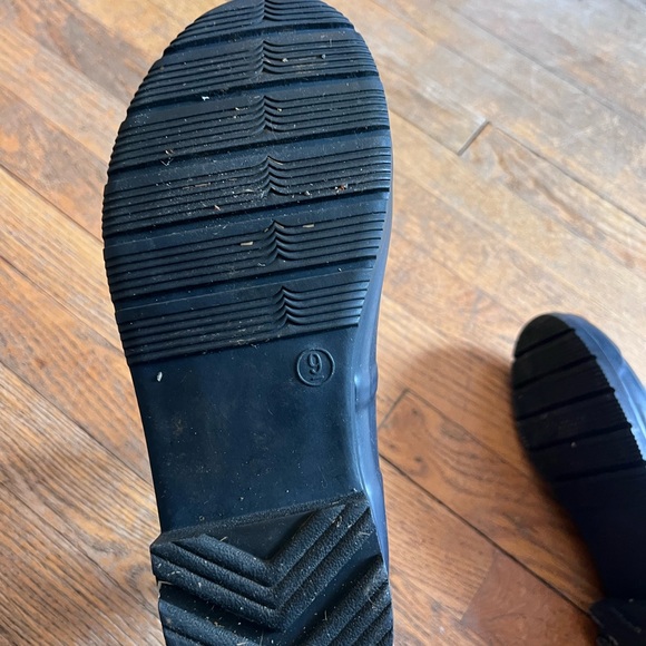 Hunter Red and Blue Winter Rain Boots Slip-On Design - Picture 5 of 6